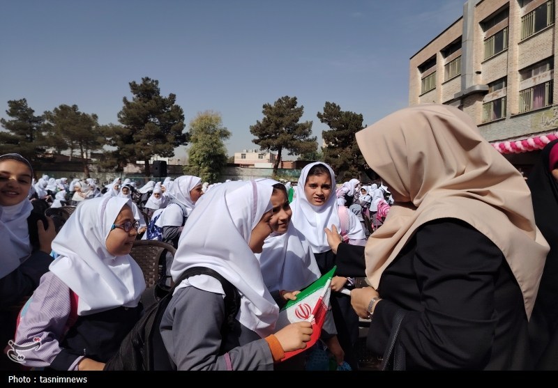 نواخته شدن زنگ مهر در مدرسه روستایی امین‌آباد با حضور مشاور وزیر راه + تصاویر