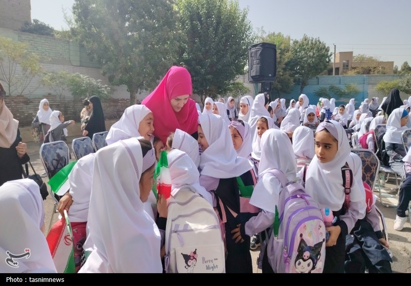 نواخته شدن زنگ مهر در مدرسه روستایی امین‌آباد با حضور مشاور وزیر راه + تصاویر