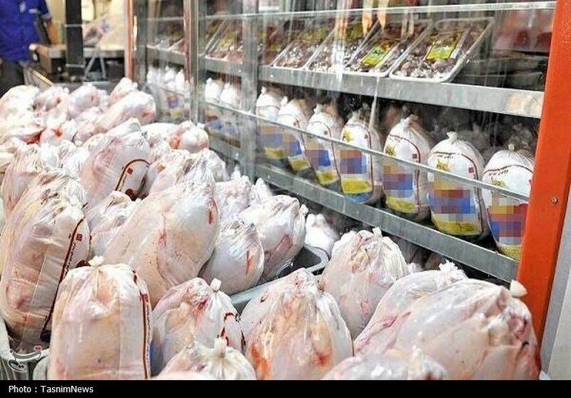 پرواز بلند قیمت مرغ در بازار/ مرغ به 150 هزار تومان رسید/ وعده‌های مسئولان هم پَر!