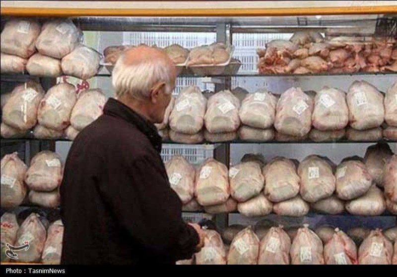 پرواز بلند قیمت مرغ در بازار/ مرغ به 150 هزار تومان رسید/ وعده‌های مسئولان هم پَر!