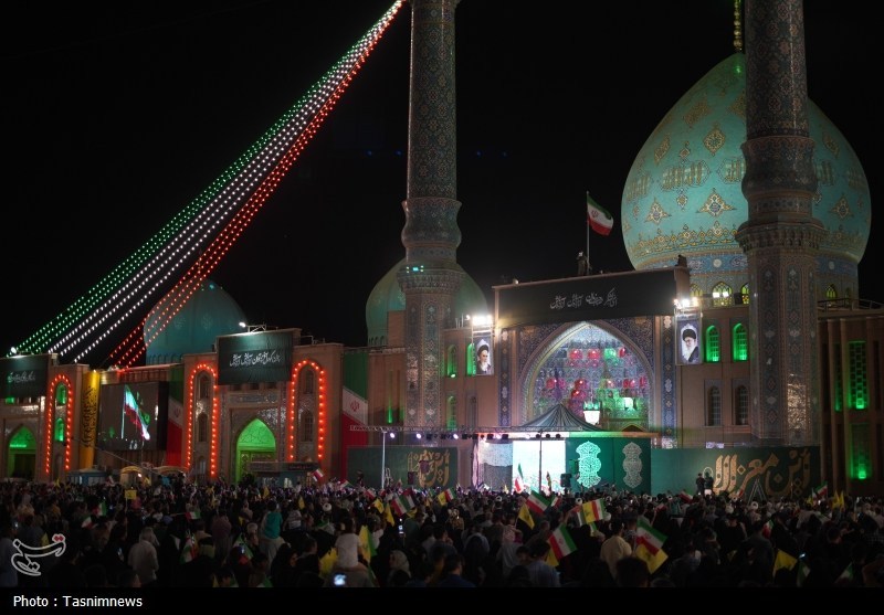 پرچم ایران بر فراز مسجد جمکران برافراشته شد+ تصویر