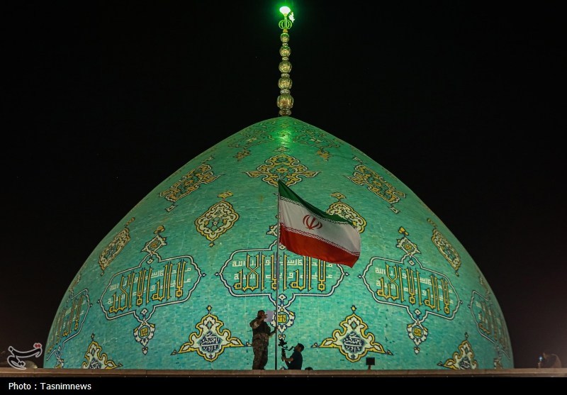 پرچم ایران بر فراز مسجد جمکران برافراشته شد+ تصویر