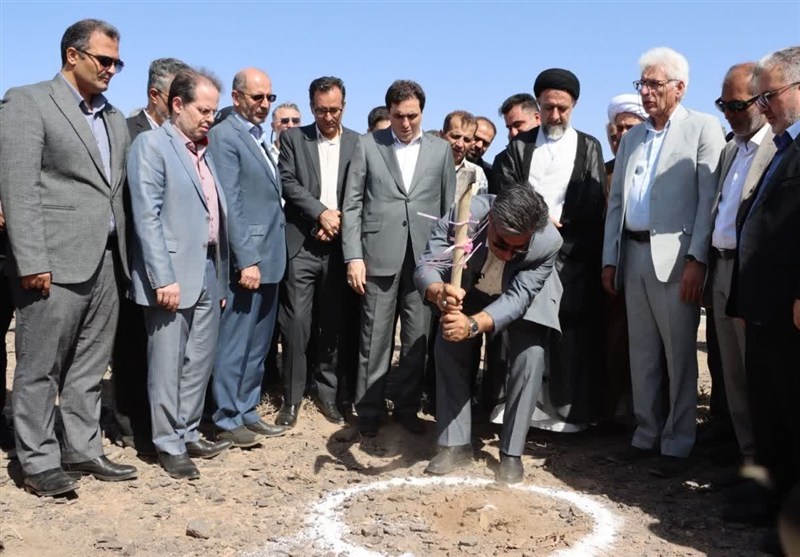 کلنگ‌ احداث نیروگاه خورشیدی 25 مگاواتی در شهریار به زمین خورد
