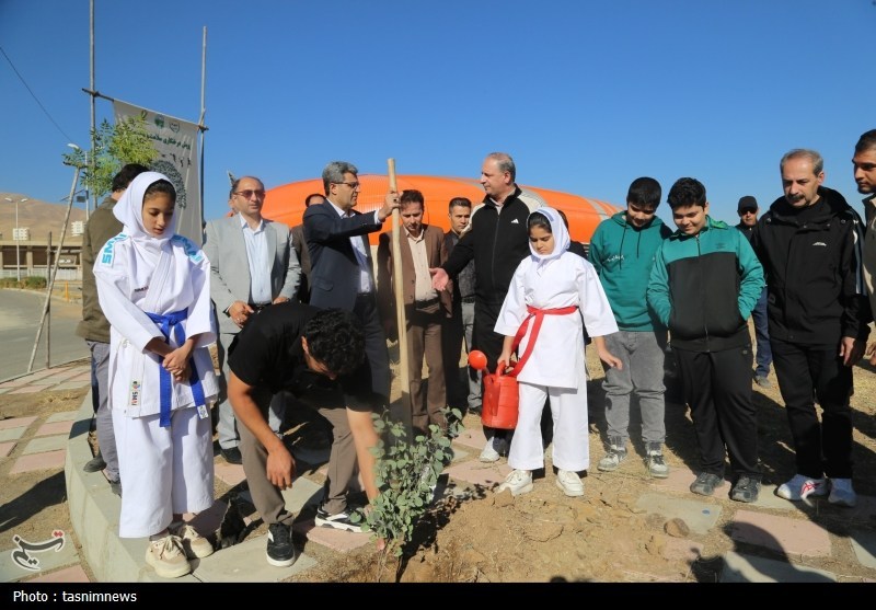 درختکاری در سنندج/"یک قهرمان یک نهال"+تصویر