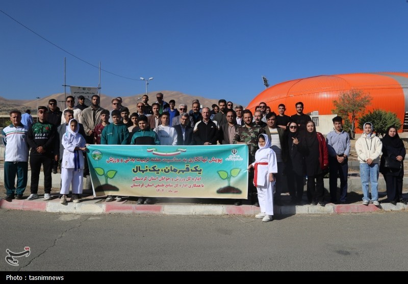 درختکاری در سنندج/"یک قهرمان یک نهال"+تصویر