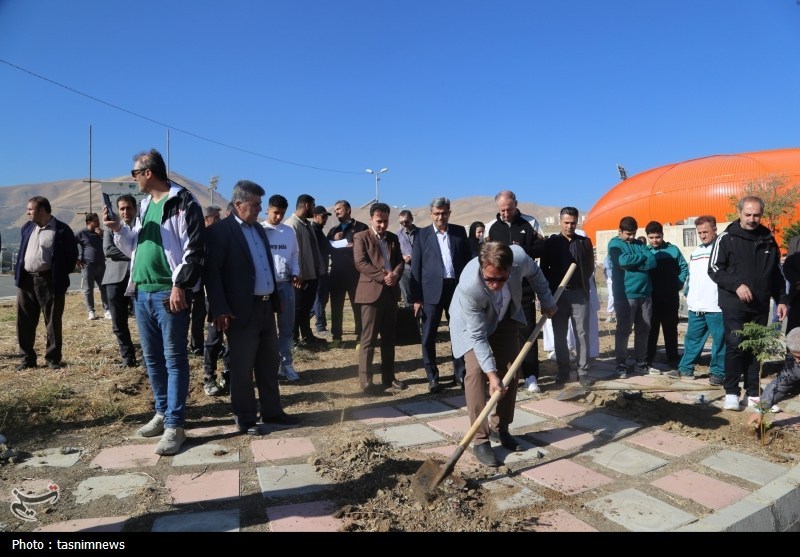 درختکاری در سنندج/"یک قهرمان یک نهال"+تصویر