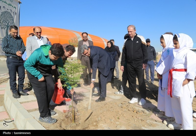 درختکاری در سنندج/"یک قهرمان یک نهال"+تصویر