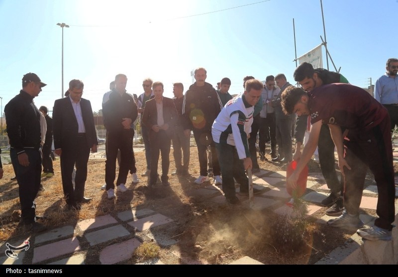 درختکاری در سنندج/"یک قهرمان یک نهال"+تصویر