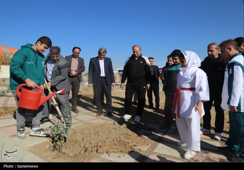درختکاری در سنندج/"یک قهرمان یک نهال"+تصویر