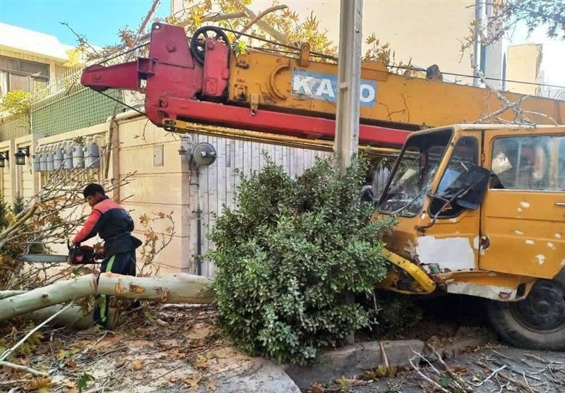 جرثقیل سرگردان در مشهد؛ برخورد زنجیره‌ای با چند خودرو و دیوار منازل مسکونی