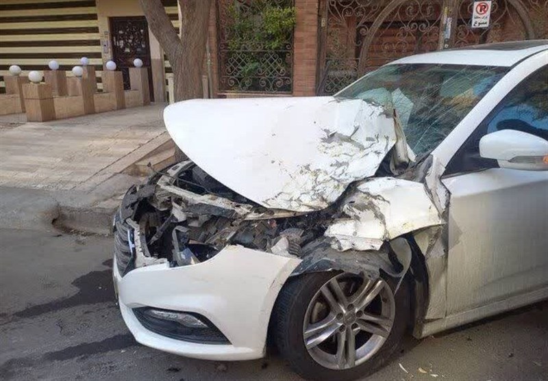 جرثقیل سرگردان در مشهد؛ برخورد زنجیره‌ای با چند خودرو و دیوار منازل مسکونی