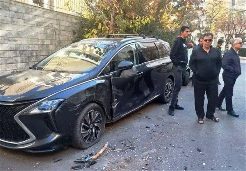 جرثقیل سرگردان در مشهد؛ برخورد زنجیره‌ای با چند خودرو و دیوار منازل مسکونی