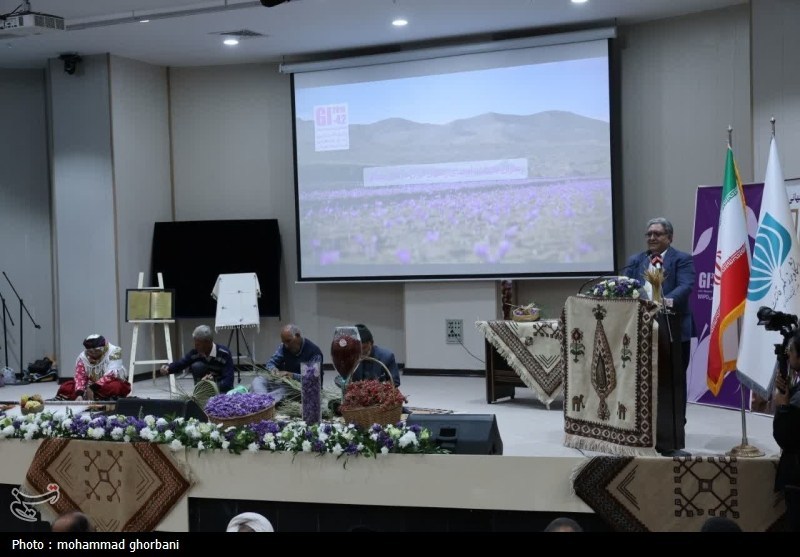 رونمایی از سند وتمبر نشان جغرافیایی زعفران قائنات در جشنواره زعفران قاینات
