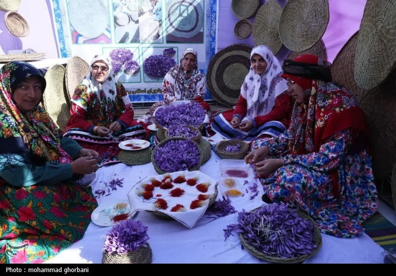 رونمایی از سند وتمبر نشان جغرافیایی زعفران قائنات در جشنواره زعفران قاینات