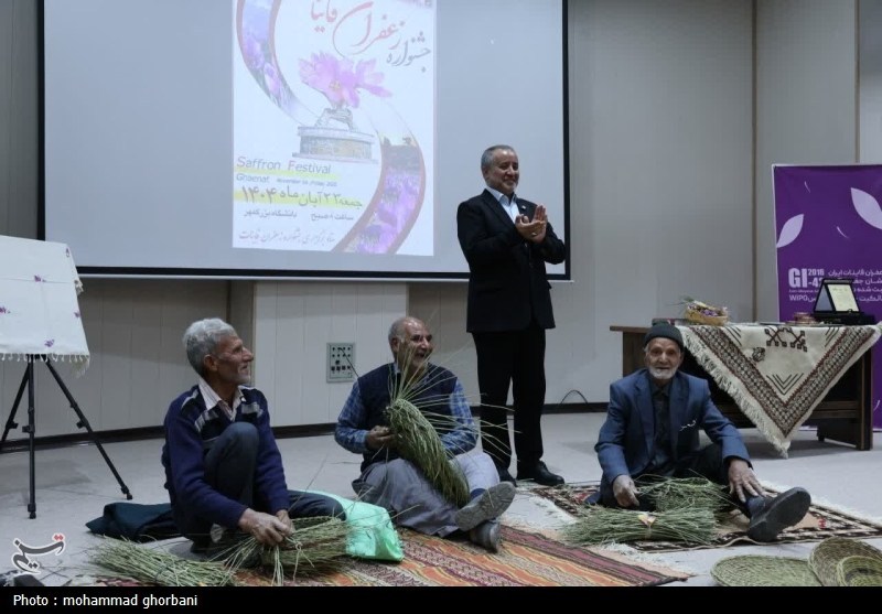 رونمایی از سند وتمبر نشان جغرافیایی زعفران قائنات در جشنواره زعفران قاینات